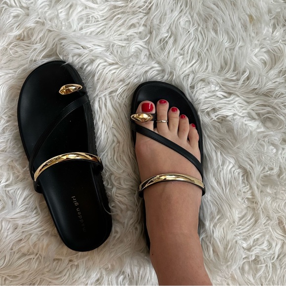 Madden Girl Women's Caribbean Slide On Sandal with Toe Loop - Picture 7 of 7